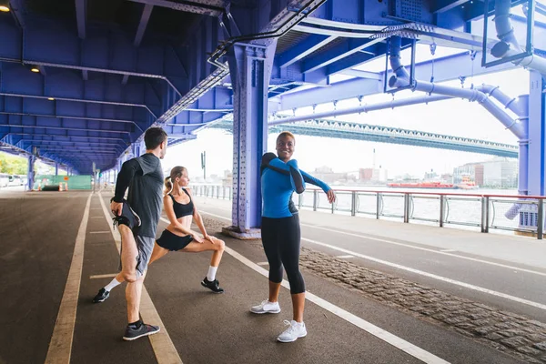 Multietnisk Grupp Löpare Utbildning Utomhus Sportiga Människor Som Kör Gatan — Stockfoto