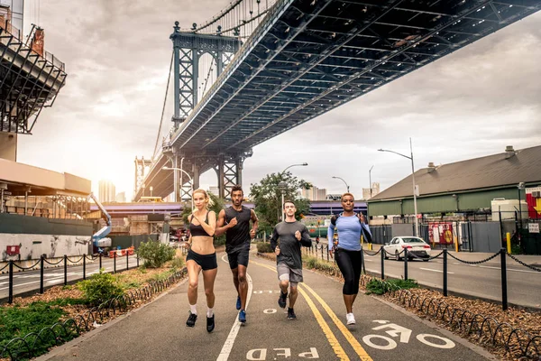 Multi Etnische Groep Lopers Opleiding Buiten Sportieve Mensen Lopen Straat — Stockfoto