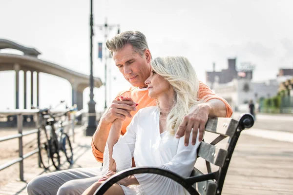 Mooie Gelukkige Senior Paar Dating Buitenshuis Jeugdige Echtpaar Met Plezier — Stockfoto