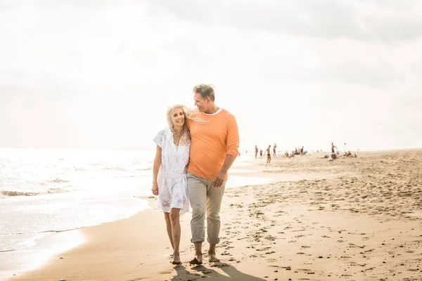 Casal Sênior Feliz Bonita Namoro Livre Casal Jovem Divertindo Curtindo — Fotografia de Stock