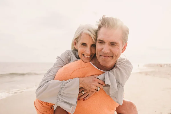 Casal Sênior Feliz Bonita Namoro Livre Casal Jovem Divertindo Curtindo — Fotografia de Stock