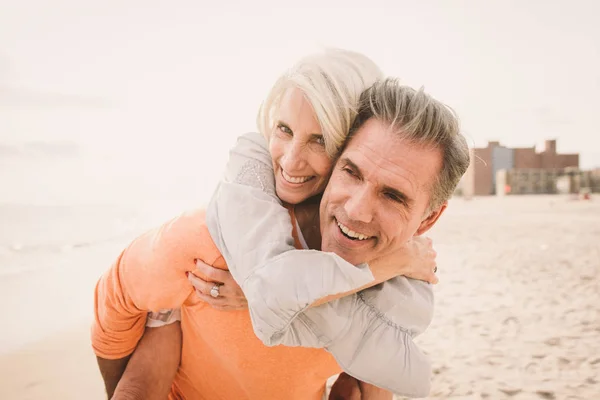 Schönes Glückliches Seniorenpaar Beim Dating Freien Junges Ehepaar Hat Spaß — Stockfoto