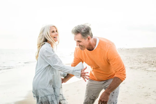 Schönes Glückliches Seniorenpaar Beim Dating Freien Junges Ehepaar Hat Spaß — Stockfoto