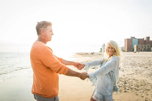 Schönes Glückliches Seniorenpaar Beim Dating Freien Junges Ehepaar Hat Spaß — Stockfoto