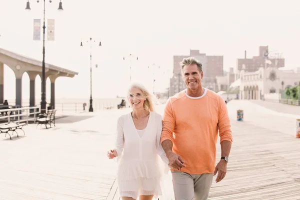 Casal Sênior Feliz Bonita Namoro Livre Casal Jovem Divertindo Curtindo — Fotografia de Stock