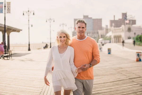 Schönes Glückliches Seniorenpaar Beim Dating Freien Junges Ehepaar Hat Spaß — Stockfoto