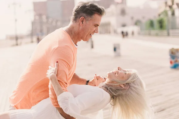 Casal Sênior Feliz Bonita Namoro Livre Casal Jovem Divertindo Curtindo — Fotografia de Stock