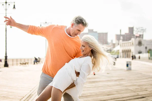 Hermosa Pareja Ancianos Felices Citas Aire Libre Pareja Casada Joven — Foto de Stock