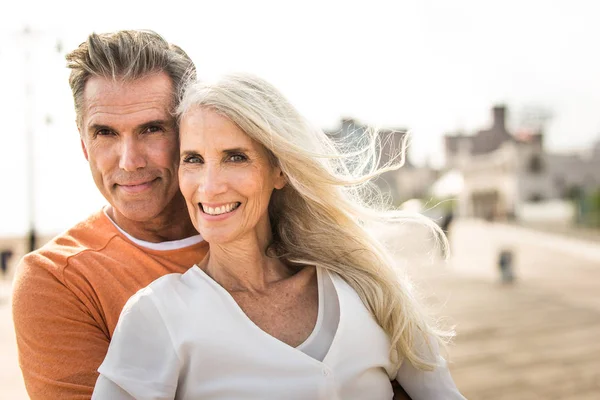 Casal Sênior Feliz Bonita Namoro Livre Casal Jovem Divertindo Curtindo — Fotografia de Stock