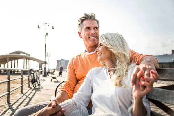 Mooie Gelukkige Senior Paar Dating Buitenshuis Jeugdige Echtpaar Met Plezier — Stockfoto