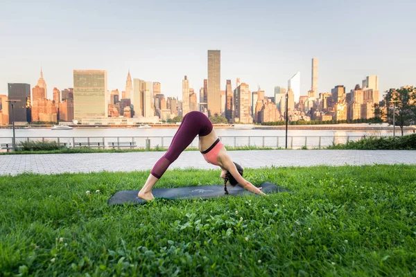 Жінка робить йогу в парку — стокове фото