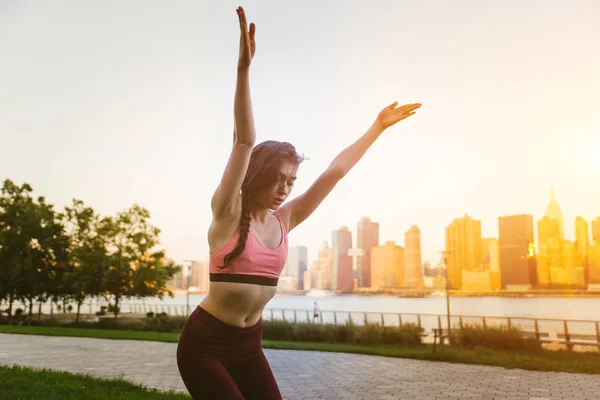 Femme faisant du yoga dans un parc — Photo