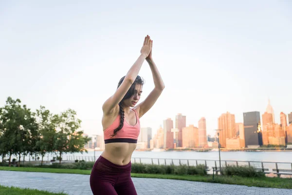 Kvinna som gör yoga i en park — Stockfoto