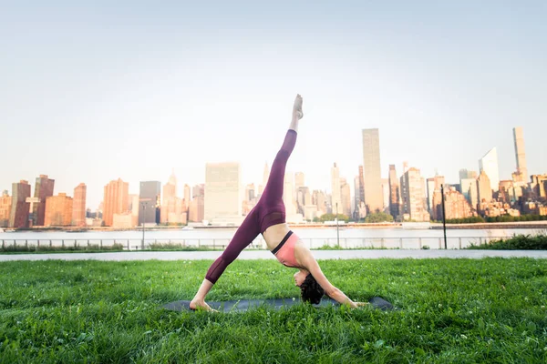 Kadın parkta yoga yapıyor. — Stok fotoğraf