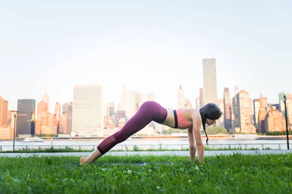 Kadın parkta yoga yapıyor. — Stok fotoğraf
