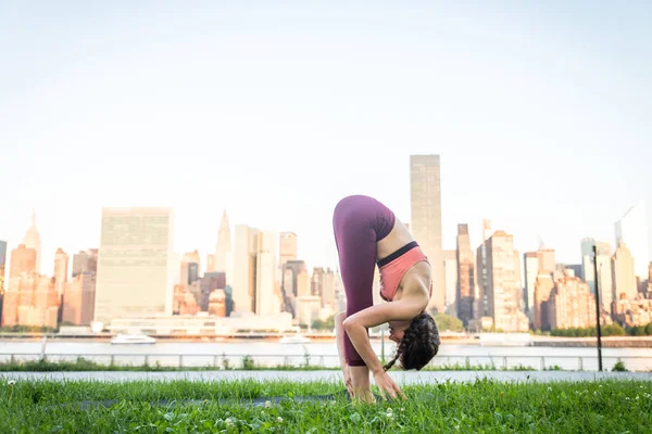 Mujer haciendo yoga en un parque — Foto de Stock