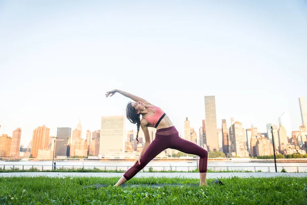 Mujer haciendo yoga en un parque — Foto de Stock