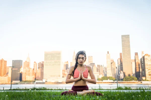 Frau macht Yoga im Park — Stockfoto