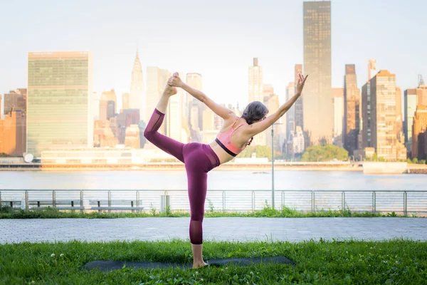 Kadın parkta yoga yapıyor. — Stok fotoğraf