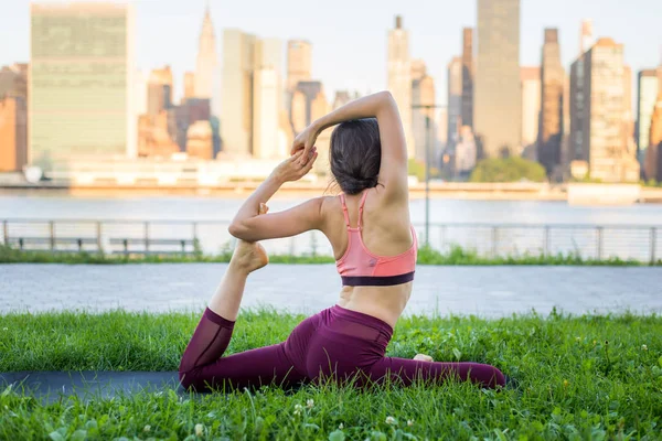 Kadın parkta yoga yapıyor. — Stok fotoğraf