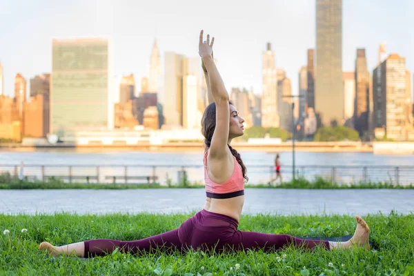 Mujer haciendo yoga en un parque —  Fotos de Stock