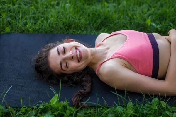 Kvinna som gör yoga i en park — Stockfoto