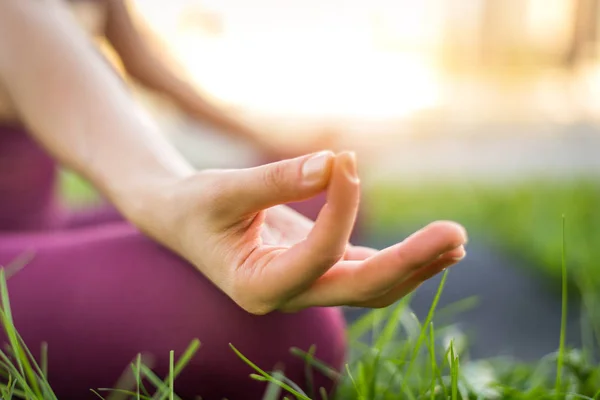 Woman doing yoga in a park — Stock Photo, Image