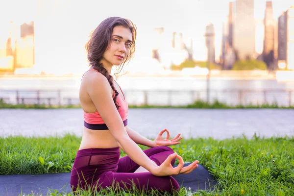 Vrouw doet yoga in een park — Stockfoto