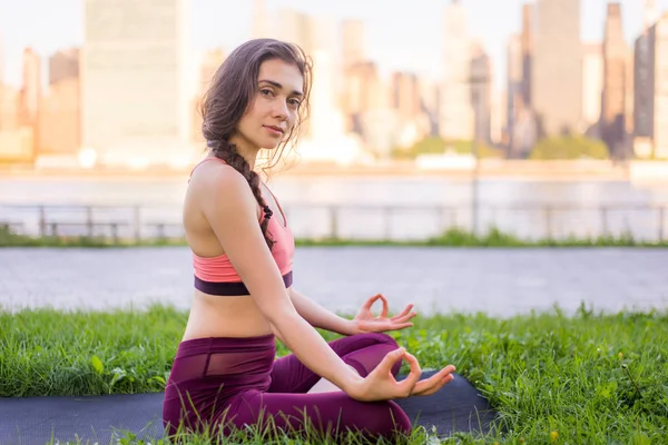 Vrouw doet yoga in een park — Stockfoto