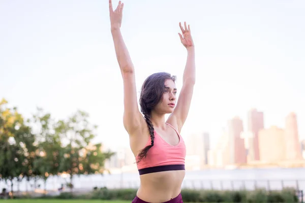 Kvinna som gör yoga i en park — Stockfoto