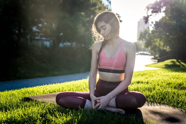 Kvinna som gör yoga i en park — Stockfoto