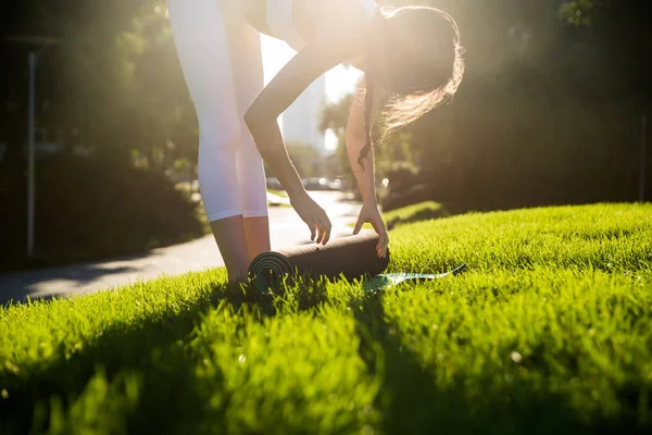 Donna che fa yoga in un parco — Foto Stock