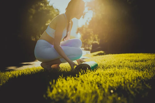 Žena dělá jógu v parku — Stock fotografie