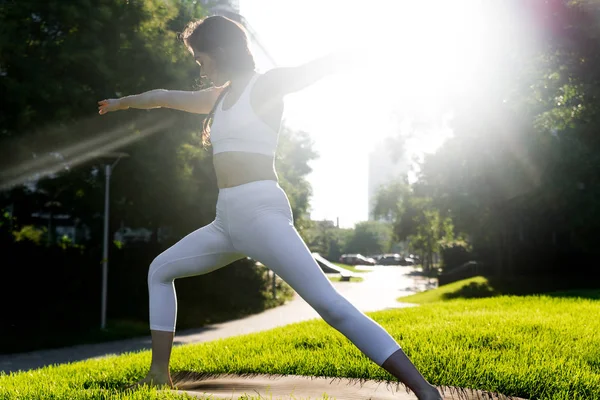 Mujer haciendo yoga en un parque —  Fotos de Stock