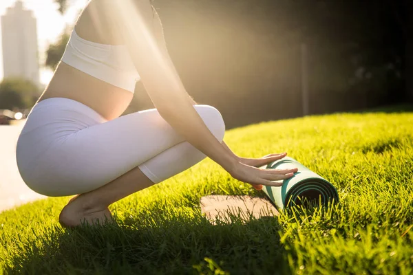 Kobieta uprawia jogę w parku — Zdjęcie stockowe