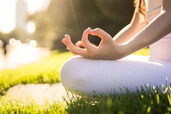 Donna che fa yoga in un parco — Foto Stock