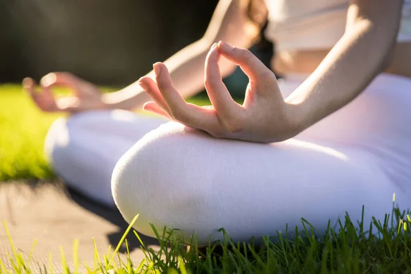 Donna che fa yoga in un parco — Foto Stock