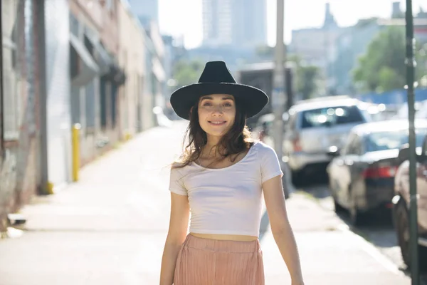 Schöne Frau in New York — Stockfoto