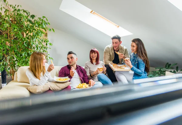 Venner som har det gøy hjemme – stockfoto