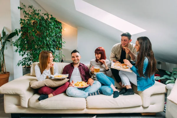 Amigos se divertindo em casa — Fotografia de Stock