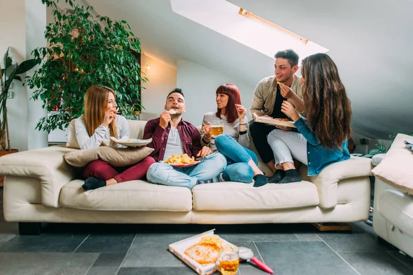 Amigos divirtiéndose en casa —  Fotos de Stock