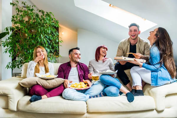 Amigos divirtiéndose en casa — Foto de Stock