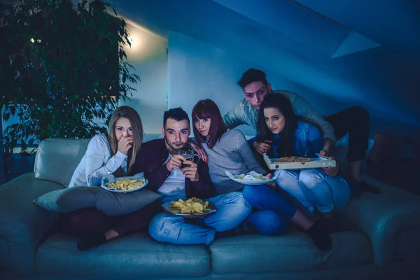 Vänner som har roligt hemma — Stockfoto