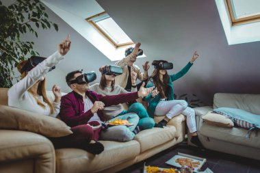 Arkadaşlar evde eğleniyor.