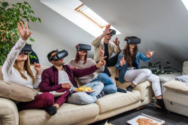 Arkadaşlar evde eğleniyor.