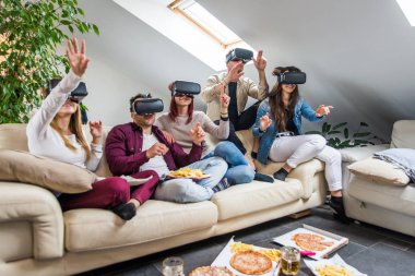 Arkadaşlar evde eğleniyor.