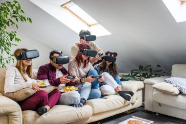 Arkadaşlar evde eğleniyor.