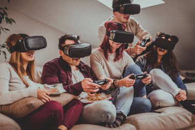 Arkadaşlar evde eğleniyor.