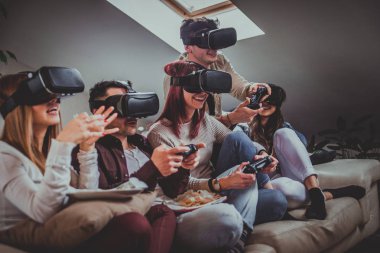 Arkadaşlar evde eğleniyor.