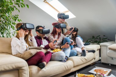 Arkadaşlar evde eğleniyor.